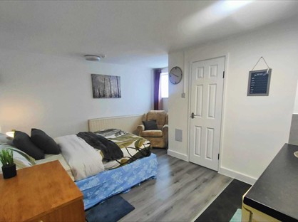 Studio Flat, Gladstone Building, DY1