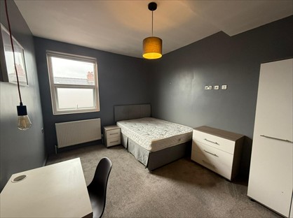 7 Bed Semi-Detached House, Liverpool Road, M30