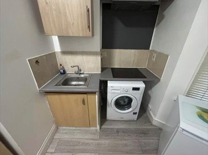 Studio Flat, Eynham Road, W12
