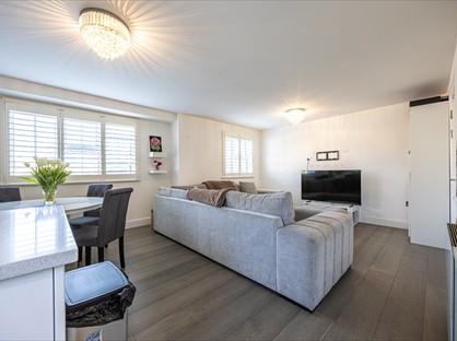 2 Bed Flat, Retreat Way, IG7