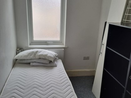 Room in a Shared House, Babington Road, NW4