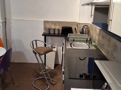 Studio Flat, Bond Str, WF17