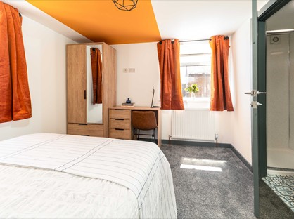 Room in a Shared House, Broad Street, M24