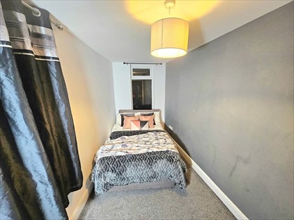 Room in a Shared House, School Street, S72