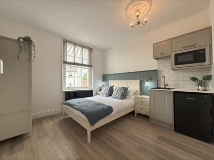 Room in a Shared House, Market Square, NN11
