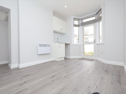 Studio Flat, Honley Road, SE6