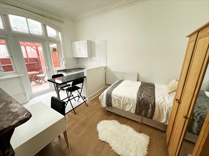 Studio Flat, Beaufort Road, KT1