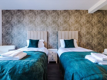 5 Bed Semi-Detached House, Fully Furnished In Leeds, LS28