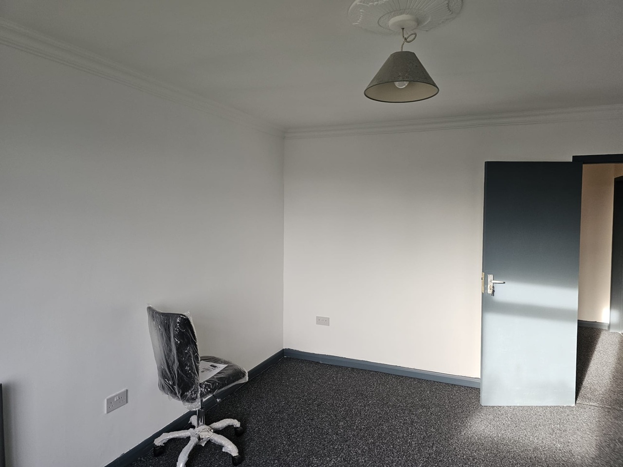 2 Bed Flat, Braids Court, LE2 photo 2