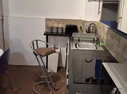 Studio Flat, Bond Str, WF17