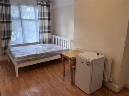 Studio Flat, The Broadway, NW7