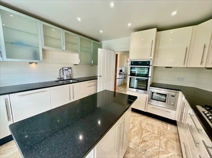 4 Bed Semi-Detached House, Thoresway Road, SK9