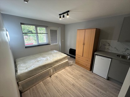 Studio Flat, Nursery Gardens, TW18