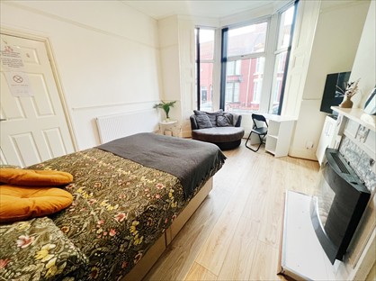 Room in a Shared House, Esmond Street, L6