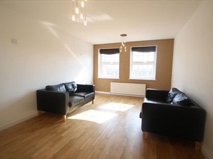 2 Bed Flat, Neon Court, IG6