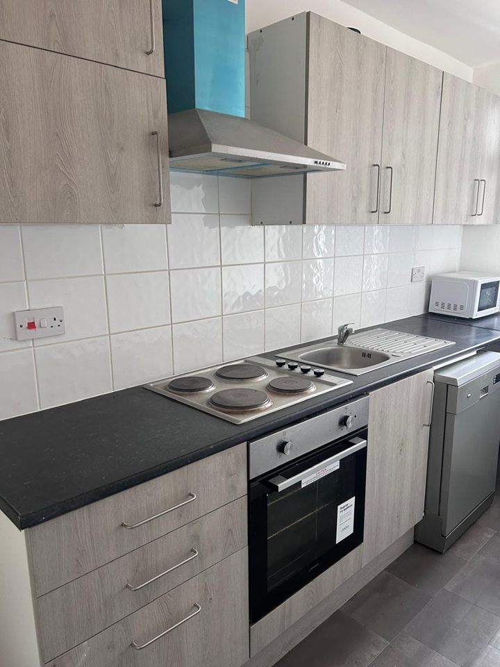 2 Bed Flat, County Road, L4 photo 3