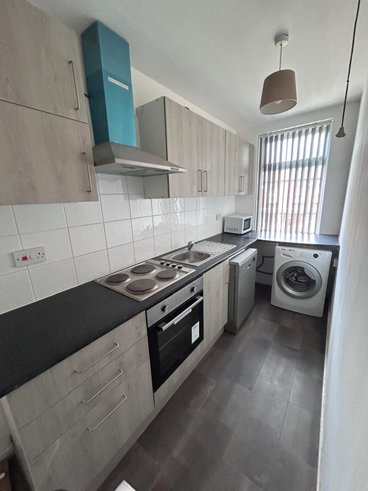 2 Bed Flat, County Road, L4 photo 2