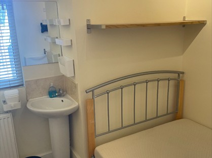 Room in a Shared House, Small Lane, L39