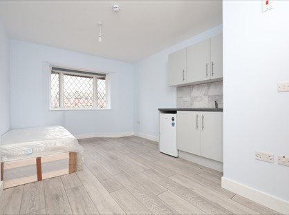 Studio Flat, Beech Close, UB7