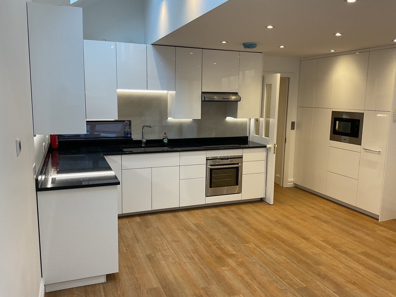 2 Bed Flat, Battersea, SW11 photo 2