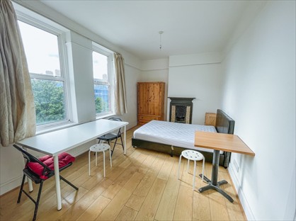 Studio Flat, Holloway Road, N7