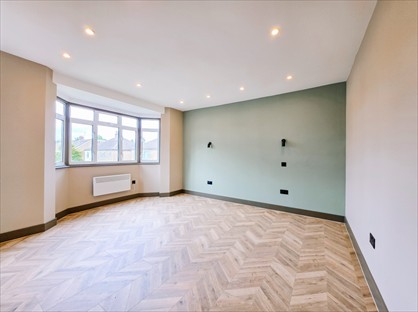 4 Bed Semi-Detached House, Leys Close, UB9