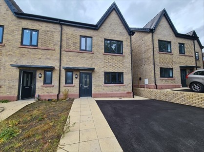 4 Bed Semi-Detached House, Jonathan Grange Close, OL5