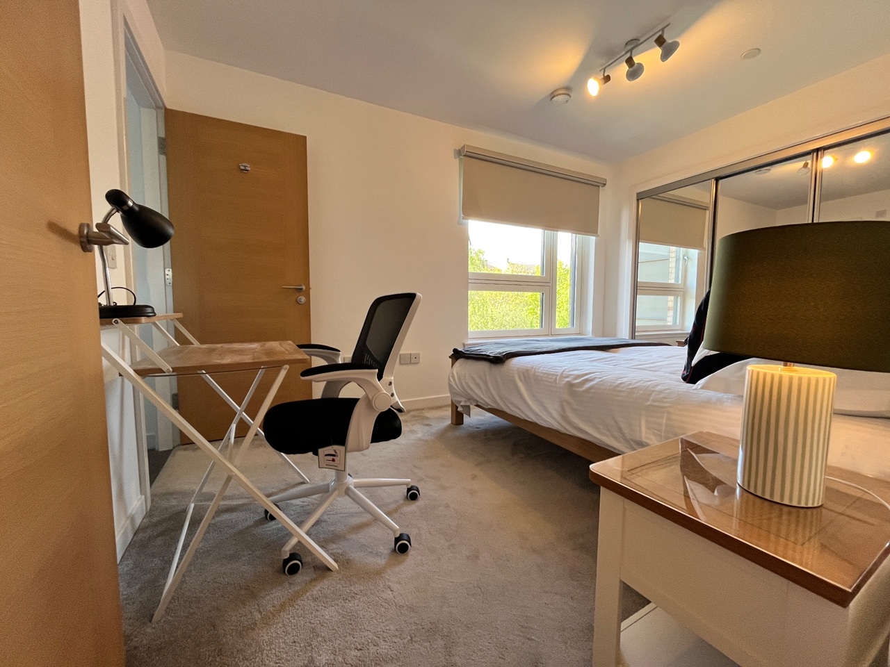 2 Bed Flat, Shrubhill Walk, EH7 photo 4