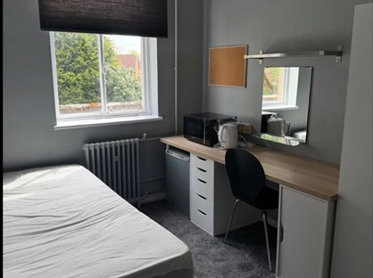 Room in a Shared House, Demesne Road, M16