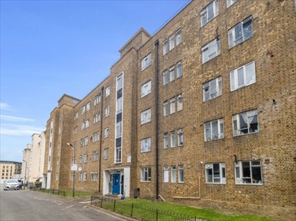 Room in a Shared Flat, Bowie Close, SW4