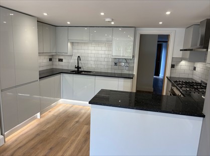 1 Bed Flat, Railway Approach, RH19