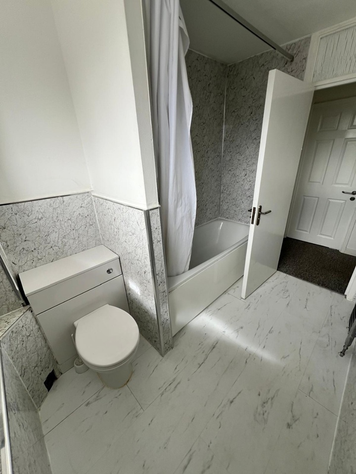 Additional image 3 of Room in a Shared House, Berkeley Avenue, RG1, N1 7GU