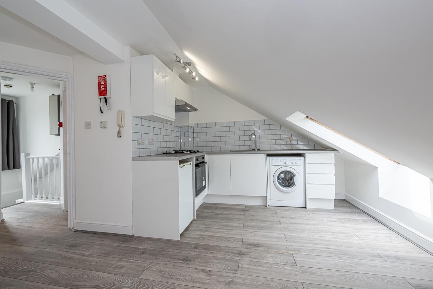 1 Bed Flat, Kilburn Lane, W9 photo 2