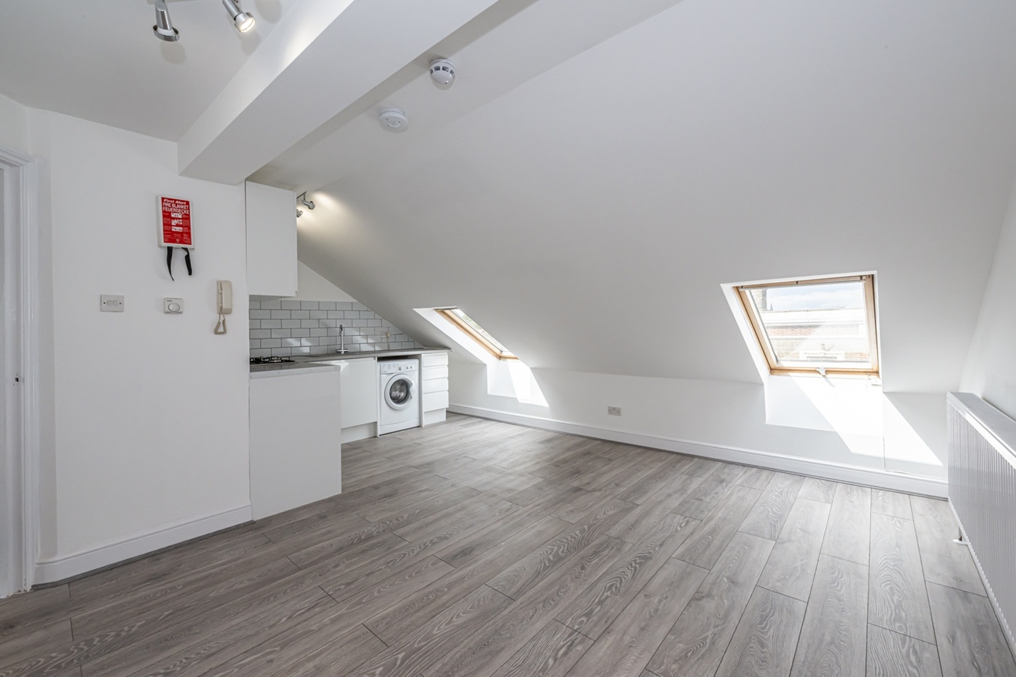 1 Bed Flat, Kilburn Lane, W9 photo 3