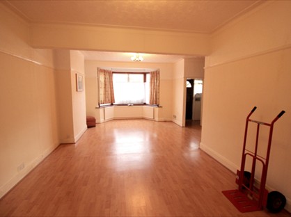 3 Bed Semi-Detached House, Talbot Gardens, IG3