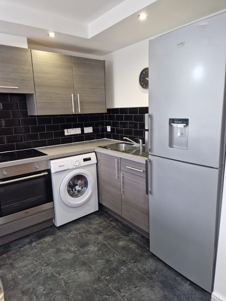 2 Bed Flat, Conway Street, L5 photo 4