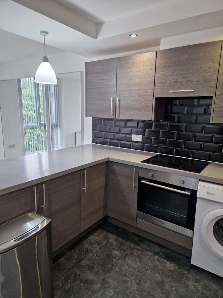 2 Bed Flat, Conway Street, L5 photo 5
