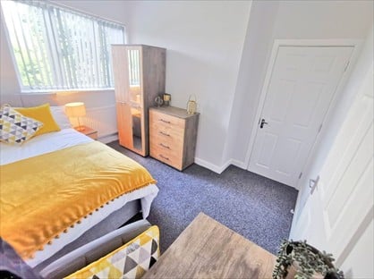 Room in a Shared House, Holly Road, B68