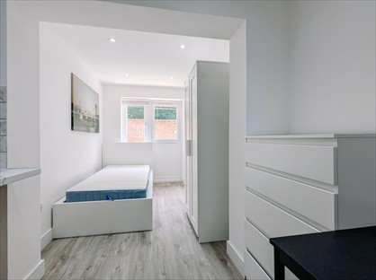 Studio Flat, Kingfisher Drive, TW18