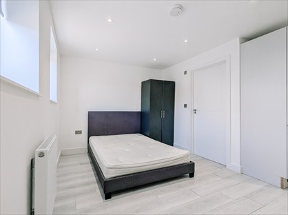 Studio Flat, Sussex Place, KT3