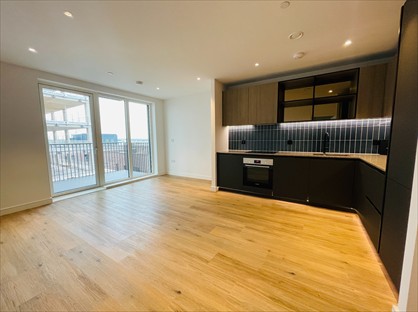 2 Bed Flat, Greenleaf Walk, UB1