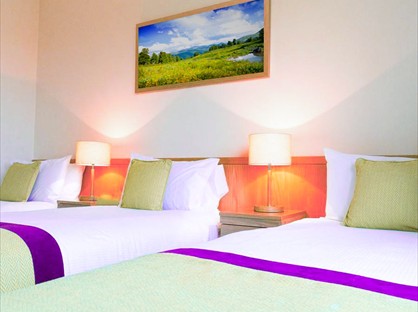 1 Bed Flat, Shepherds Bush Green, W12