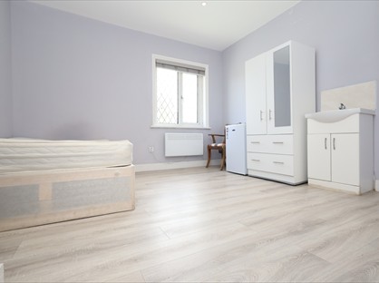 Studio Flat, Southgate Avenue, TW13