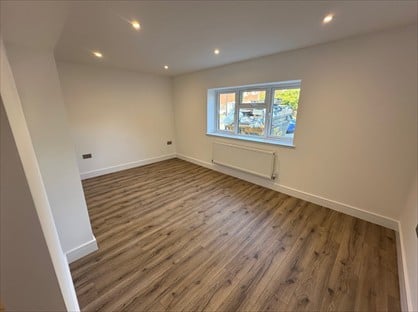 Studio Flat, Selwyn Close, RH10