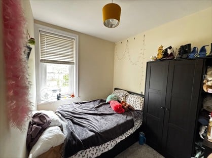 Room in a Shared House, Swallowfields House, KT6