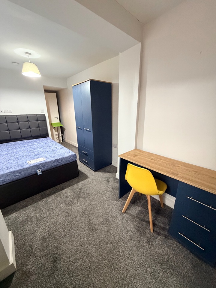 Room in a Shared House, Mansell Road, L6