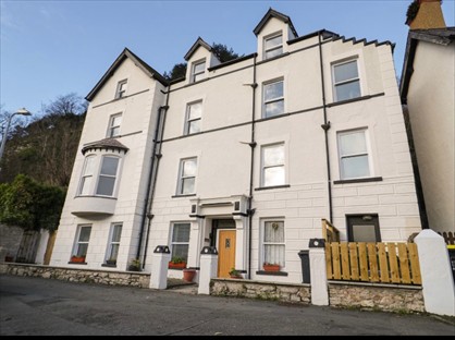 1 Bed Flat, Llwynon Gardens, LL30