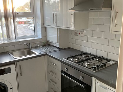 2 Bed Flat, Glenview Court, KT17