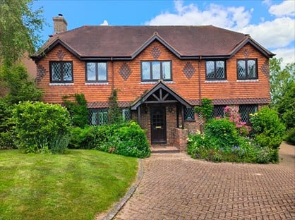 5 Bed Detached House, Glenleigh Walk, TN32