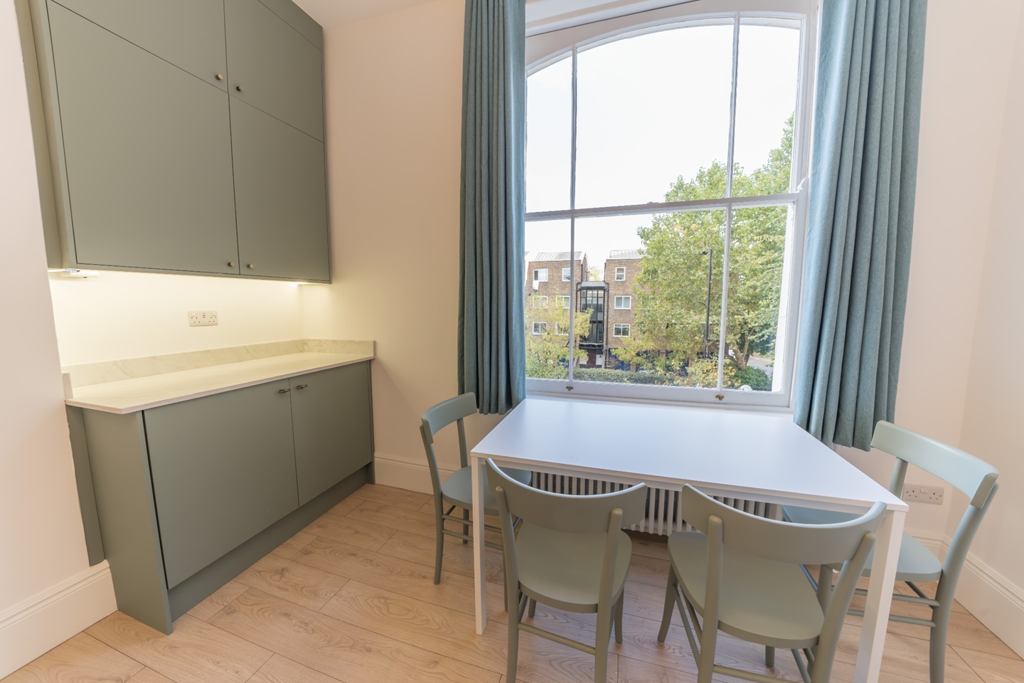 2 Bed Flat, Victoria Park Road, E9 photo 2